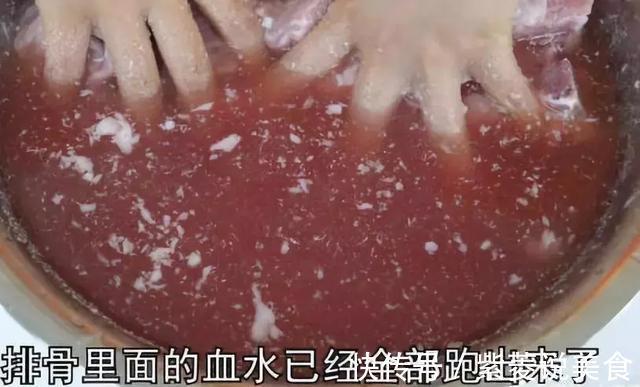 排骨不要用热水焯了,教你一招,血水自动跑出来,家家户户用得到