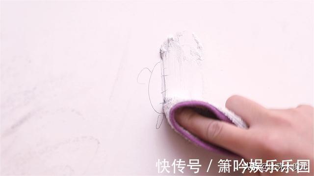一滴水|白墙脏了不用重新刷,墙壁上抹一点,简单擦一擦就干净,省力省事
