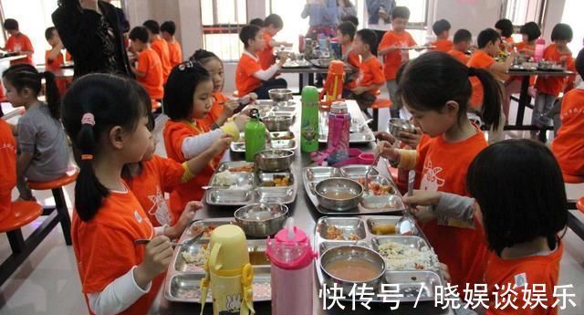 幼儿园|孩子说在幼儿园吃“猪食”,宝妈闹到园长办公室后,反向学校道谢