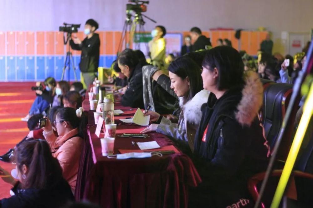 冬天的第二场雪和今晚的校园歌手大赛更配噢~