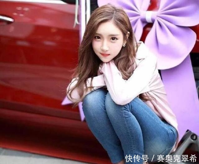 美女穿搭:小姐姐爱穿紧身牛仔裤,秀出完美曲线,轻灵而浪漫