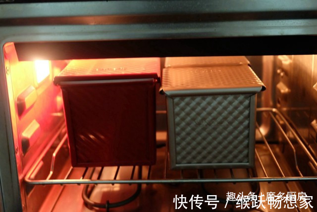 这个面包配方好,牛奶、黄油、鸡蛋全不放,一次发酵,香软又健康