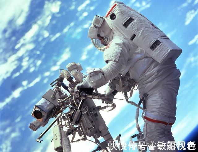 |沙雕青年的搞笑视频集锦,国外足球场上那些让你笑掉大牙的瞬间