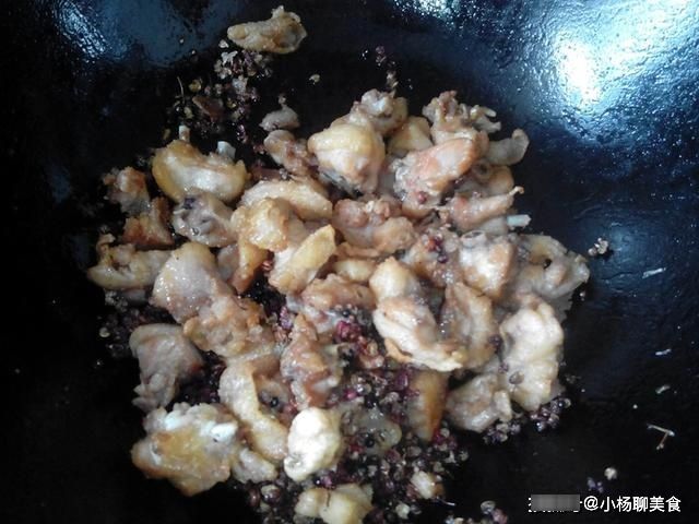 做辣子鸡时，牢记三个窍门，做出的鸡肉又麻又辣，吃一次就上瘾