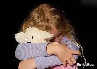 抽动症状|抽动伴有耸肩挤眉等症状,为什么抽动症那么难治?