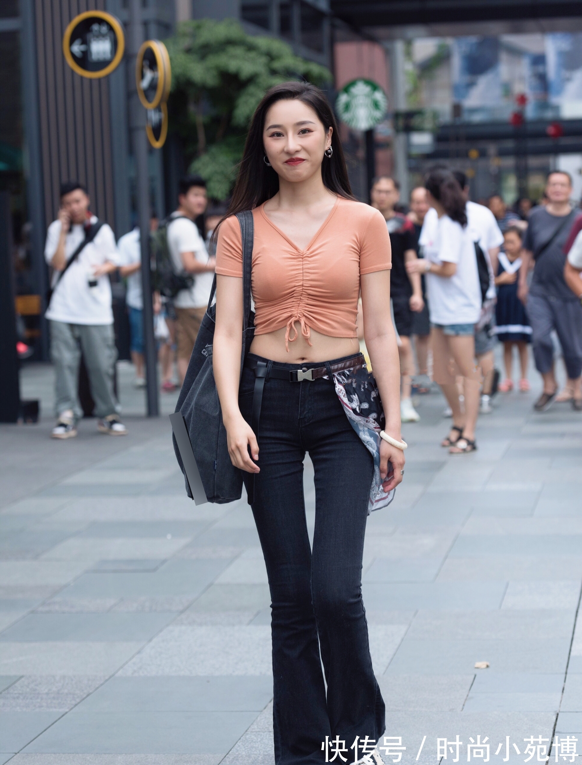 小姐姐 美女的衣服很时尚,还巧妙的搭配了一张手帕