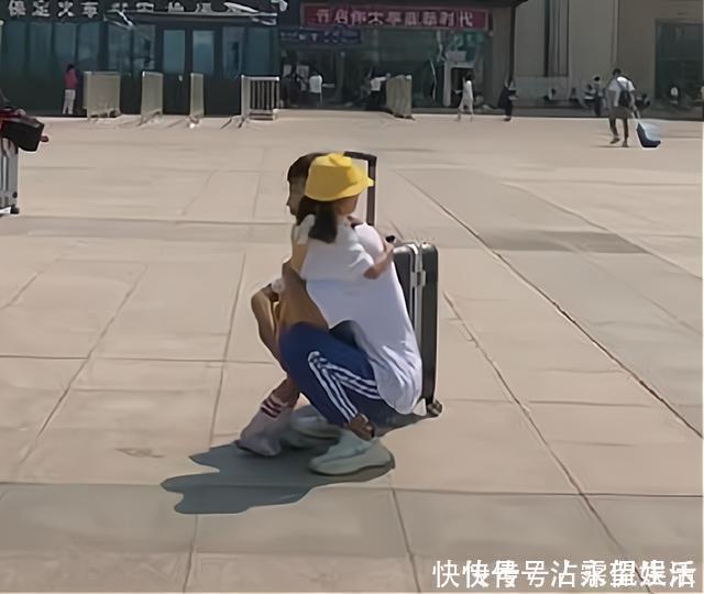 大宝|相差20岁的兄妹逛超市,妹妹不停买,哥哥蹲地诉苦:留点老婆本