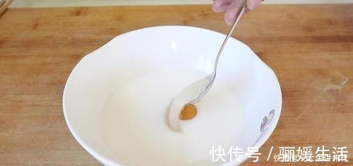 牛奶鸡蛋|做饼时,别再用水和面了,试试新吃法,不揉面不擀面,比吃肉还香