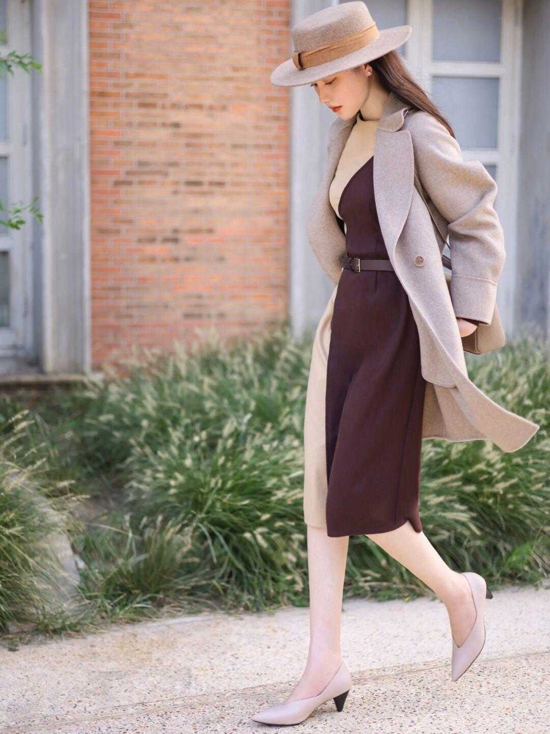博主 秋冬天快速出门的“偷懒秘籍”,大衣连衣裙叠搭,上身效果yyds