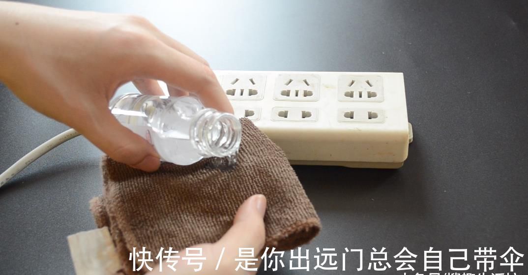 家里插排用久了很脏难清洗 只需用它擦一擦, 立马焕然一新