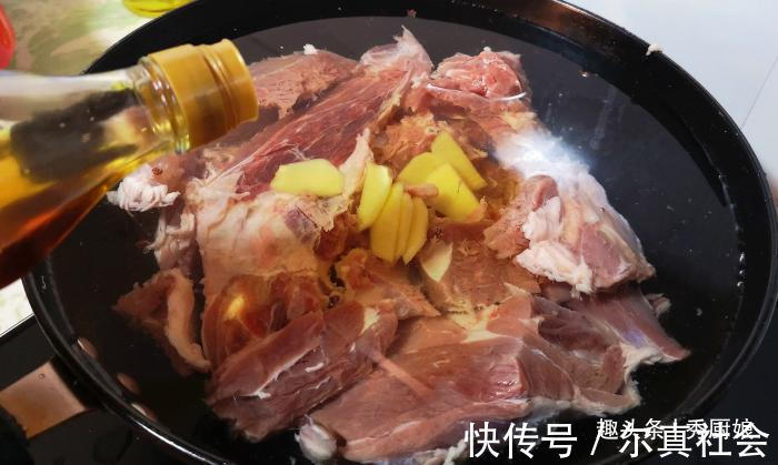膻味|炖羊肉时,记得放“1白2黄”,羊肉鲜嫩软烂,汤浓味道鲜,无膻味