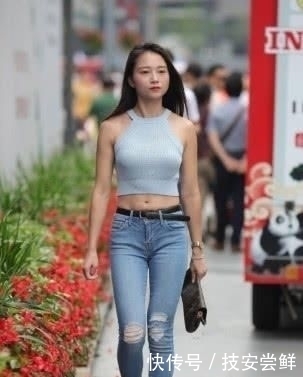 修身背心搭配牛仔裤,时尚又奢华,彰显女人的独特魅力