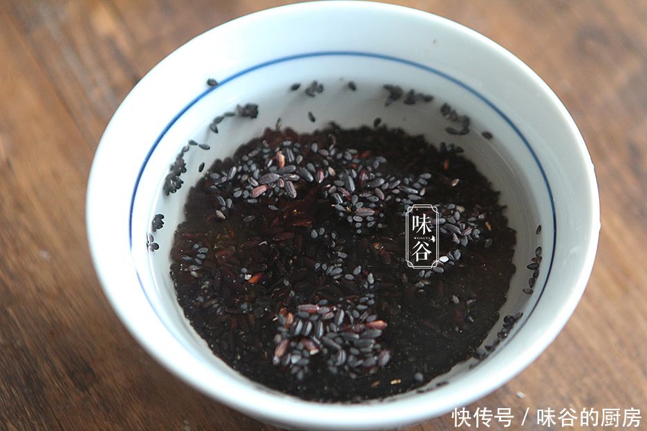 黑米黑豆黑|入冬后,早餐给家人喝此米糊,每天一杯,营养易吸收,养出好身体