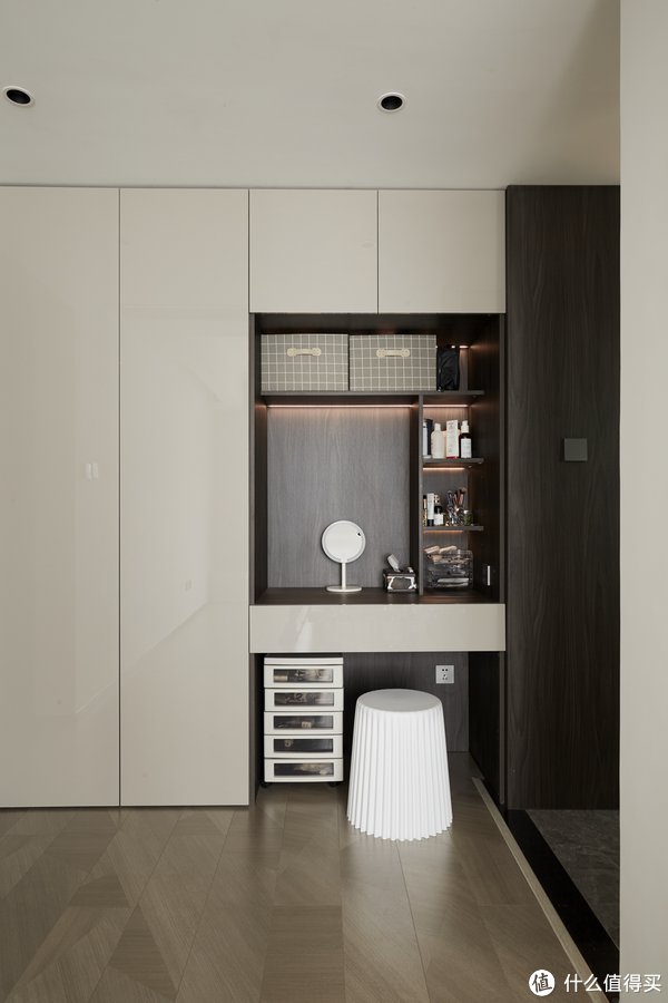 卫浴|绝！5口之家0杂物，只靠1扇门实现卫浴三分离