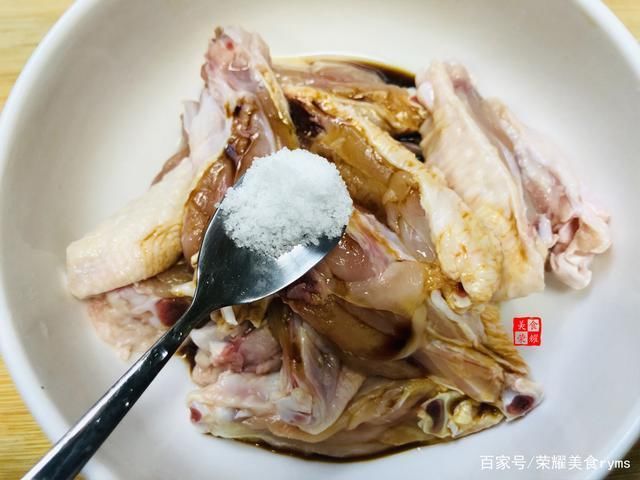 小孩|原来鸡翅可这样做,小孩吃起来更方便了,和土豆搭配做一道传统菜