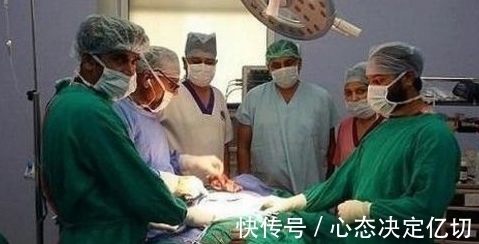 医生|男子深夜吐血,手术开刀后,发现肚子里的东西在场医生?傻住