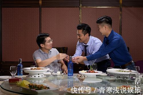 阿明#饭局上,有这2个细微动作的人,说明城府太深,别深交,能避则避