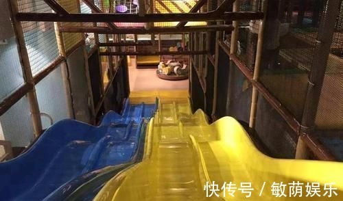 医院|2岁女童在游乐园突然抠耳朵,连送4家医院,取出的东西让父母崩溃