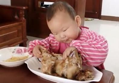 大宝|二胎妈妈照顾二宝，顾不上饿了的大宝，走到客厅一看，好笑又心酸