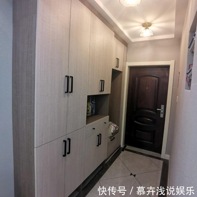 石膏线|新房正在通风中,提前晒晒,入户鞋柜很实用,电视墙漂亮又大气