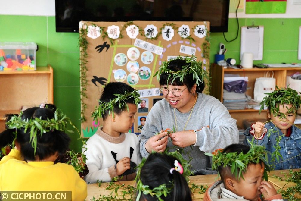 河北广平：戴柳帽 迎清明