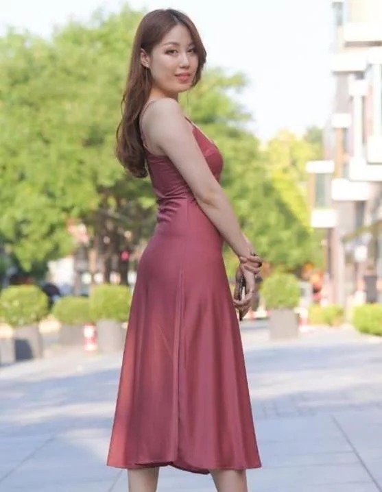 街拍:小姐姐身穿红色无袖上衣,搭配白色的长裤,造型很时尚