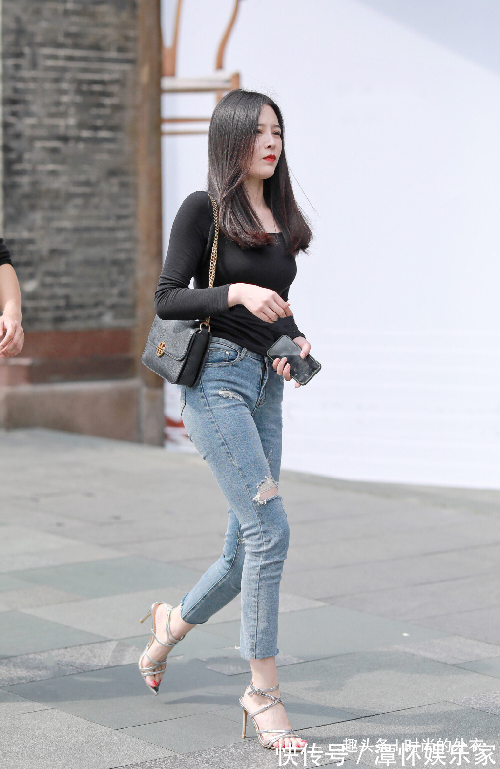 高冷 牛仔裤时尚又实用,用心穿搭让气质显得优雅又高冷