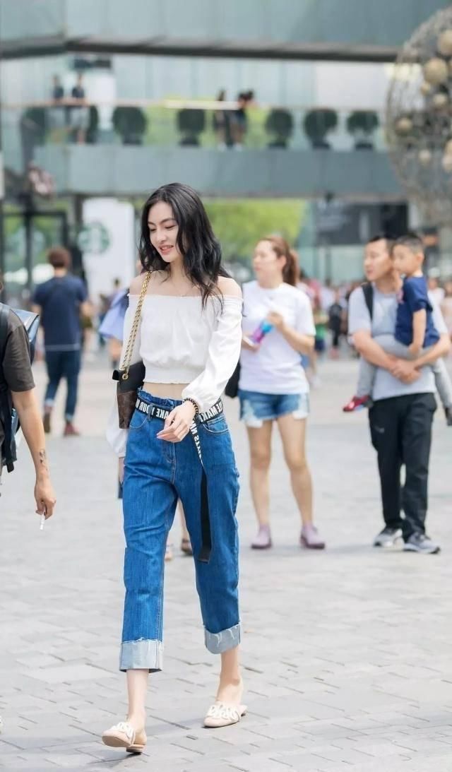 路人街拍，小姐姐看着很有味道与内涵，黑色连衣裙显瘦显优雅