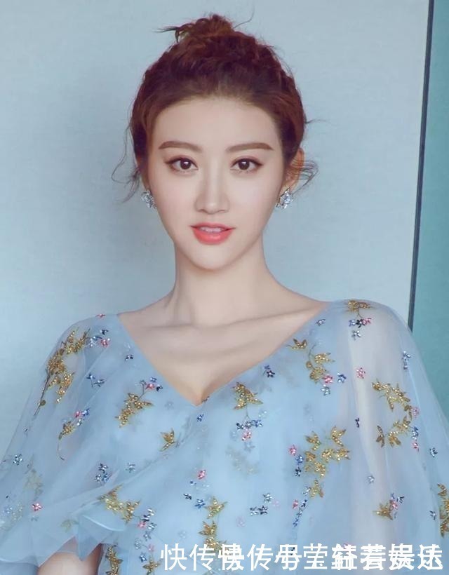 丸子头|别再扎低马尾啦,很显老!今年流行这3种“扎发”,谁扎谁好看