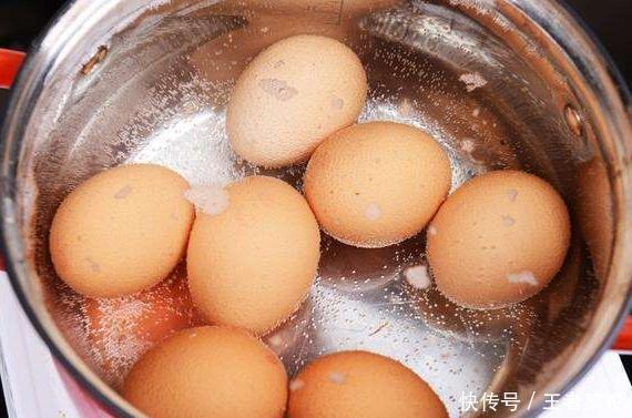 鸡蛋|煮鸡蛋,壳难剥?教你一个好方法,不用凉水激,也能轻松剥壳
