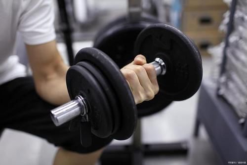 一个月|每天健身锻炼4小时，一个月后会怎样？离目标挺远，离受伤挺近！