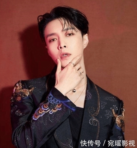 张艺兴参加MBA面试,高中学历引发争议。网友:佩服!