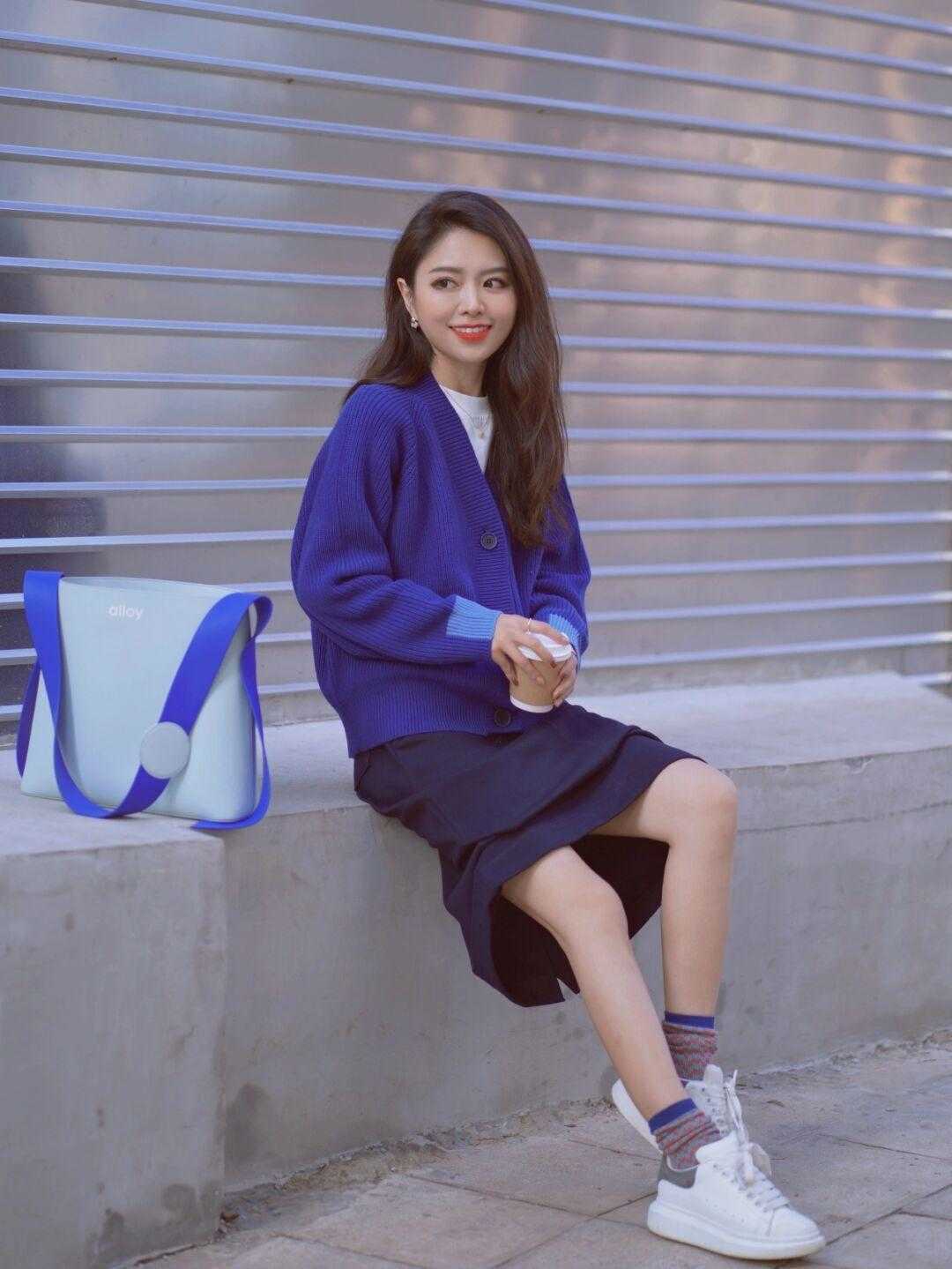 针织开衫 克莱因蓝不好配色?黑白红是标配,棕色米灰也可以“炒”一下CP