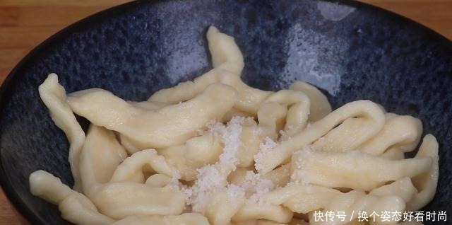 喜欢吃面条别再手擀了,教你懒人做法,爽滑劲道,一大碗不够吃