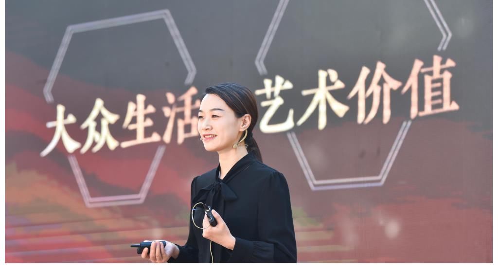 跨越时空的“对手戏”：600岁“网红”与黄磊同台