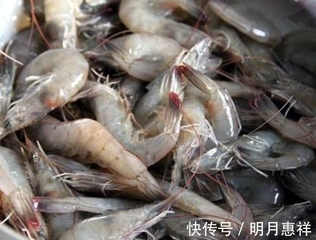 做油焖大虾，掌握这3点，红亮又鲜嫩，在家也能做出饭店的味道