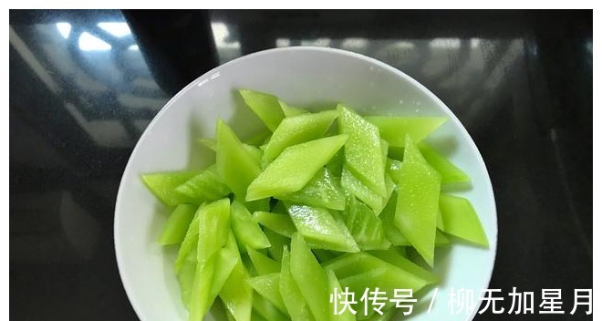莴笋|炒莴笋时,别直接下锅,多加一步,莴笋脆嫩爽口不变色,入味好吃!