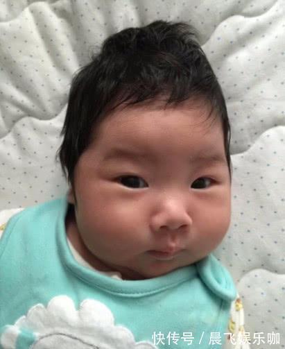 女儿|妈妈晒女儿成长照,女大十八变,网友打包票说:这不是一个人