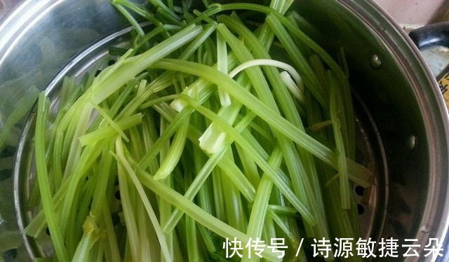 芹菜洋葱|这菜多给家人吃,简单炒一炒,营养足特开胃,太下饭了!