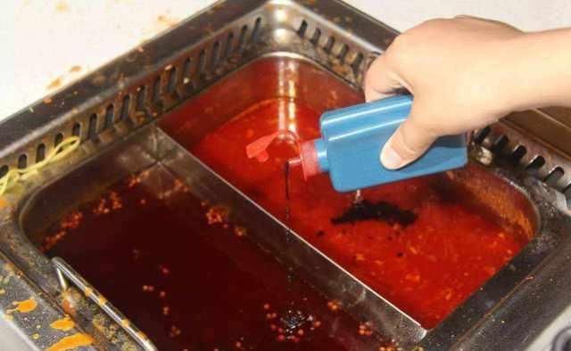 服务员|吃完火锅,服务员为啥往锅底倒墨汁了解真相此地无银三百两