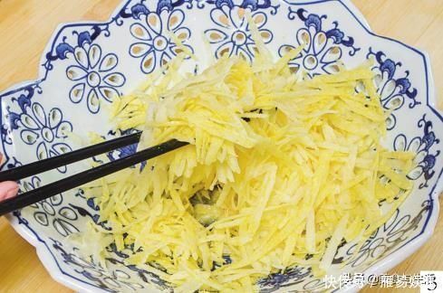 最馋土豆这个做法,蒸一蒸,拌一拌,酸辣脆爽,一吃就上瘾