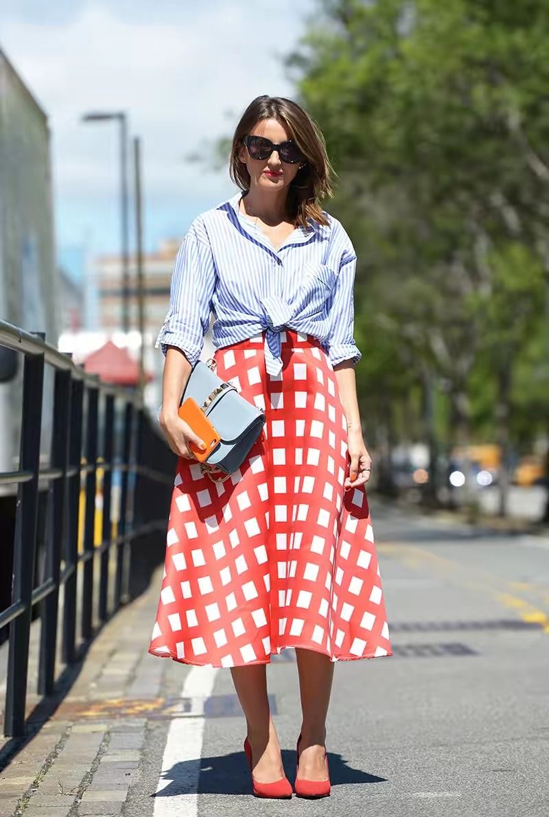 女人上了45岁，要尽量避开以下4个穿衣雷区，特别是第1个，很显老