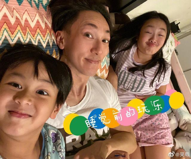 吴尊喜欢给子女讲睡前故事,max和neinei长大了还和爸爸一起睡