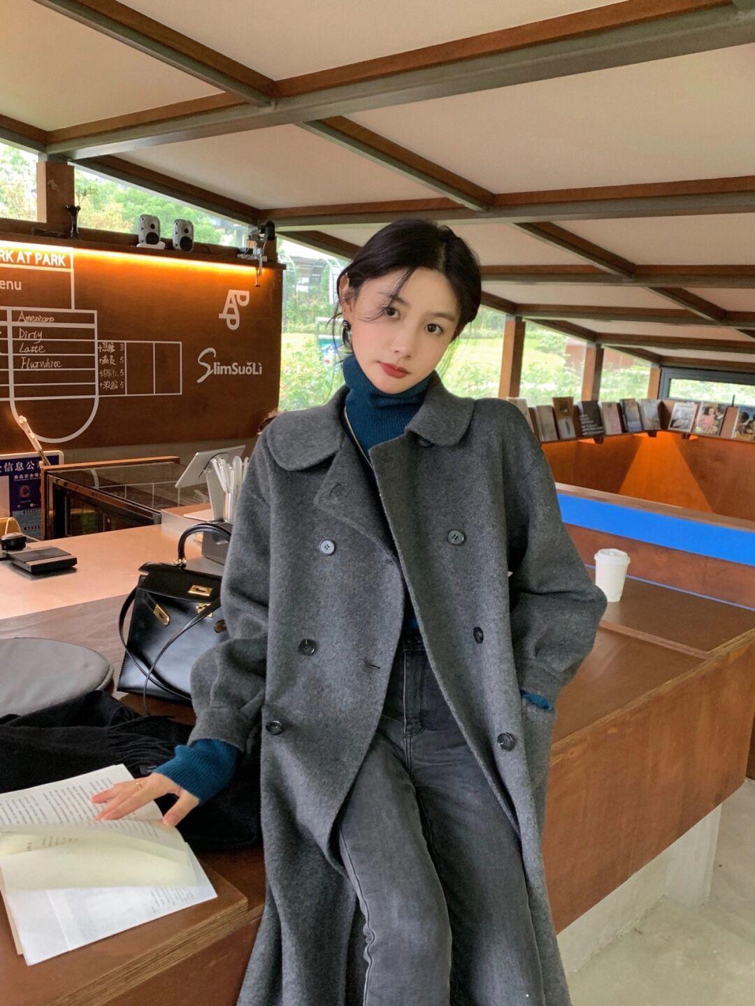 优雅|这个秋天熟女都爱穿“大衣+高领衫”,优雅知性,关键还很保暖