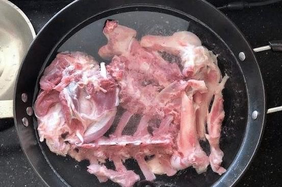  炖羊肉汤，用开水还是用冷水？牢记正确做法，羊汤浓白鲜香无膻味
