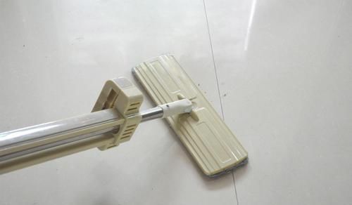 天天拖地还不干净?教你用一秘招,拖一次几天都很干净,太实用了