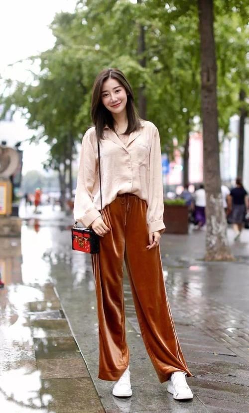 2021年入春流行穿“衬衫+阔腿裤”，显瘦又时髦，美得很高级