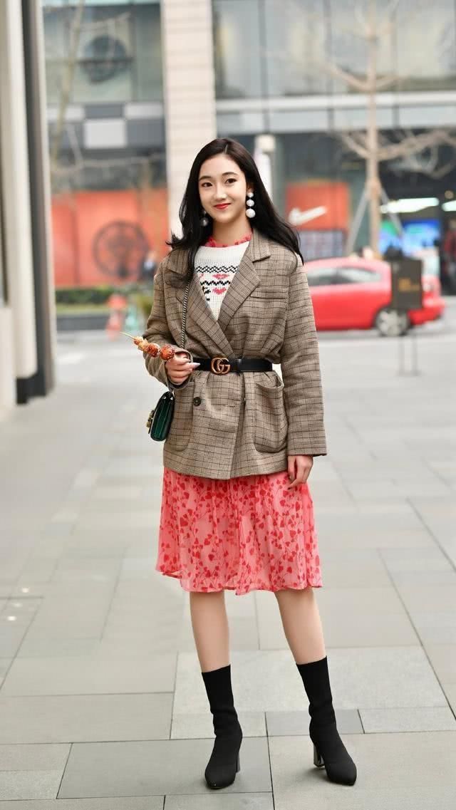 优雅中散发出别致格调，休闲的裙装搭配，到哪都会是一抹风情