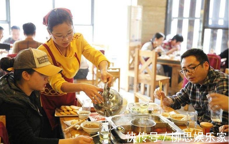 高情商饭桌聊天,饭桌上的智慧:如何成为一位优秀的社交达人