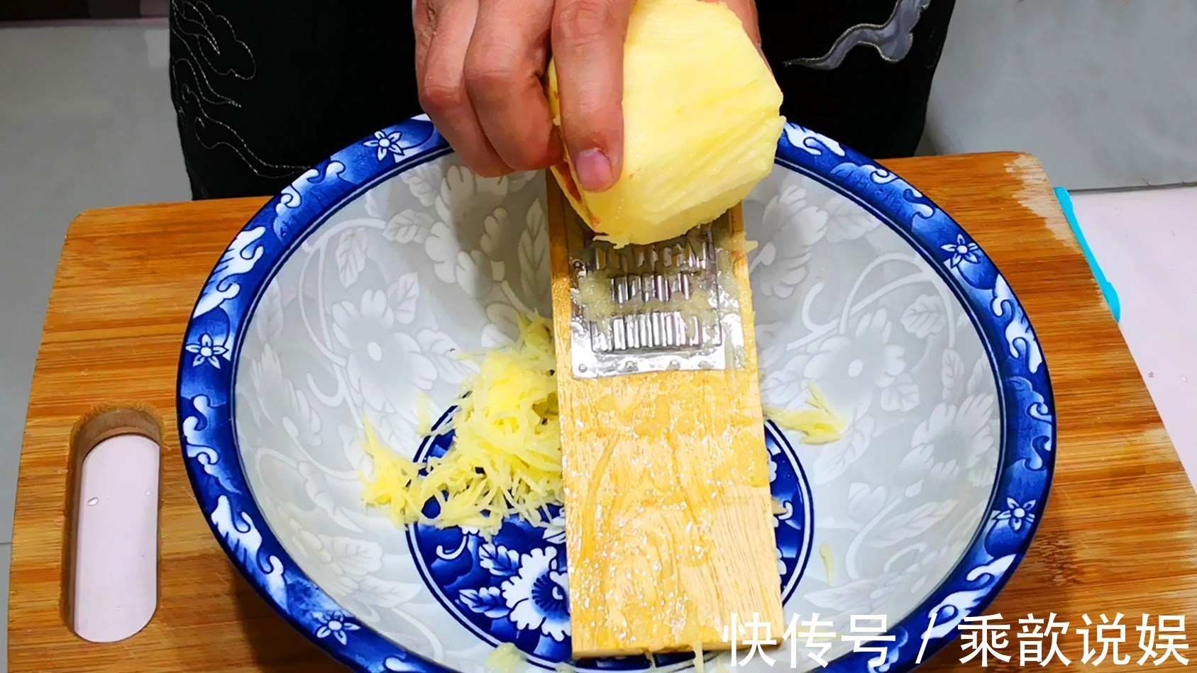 玉米面又出新吃法,我家早餐隔三差五吃,比油条简单,比包子香